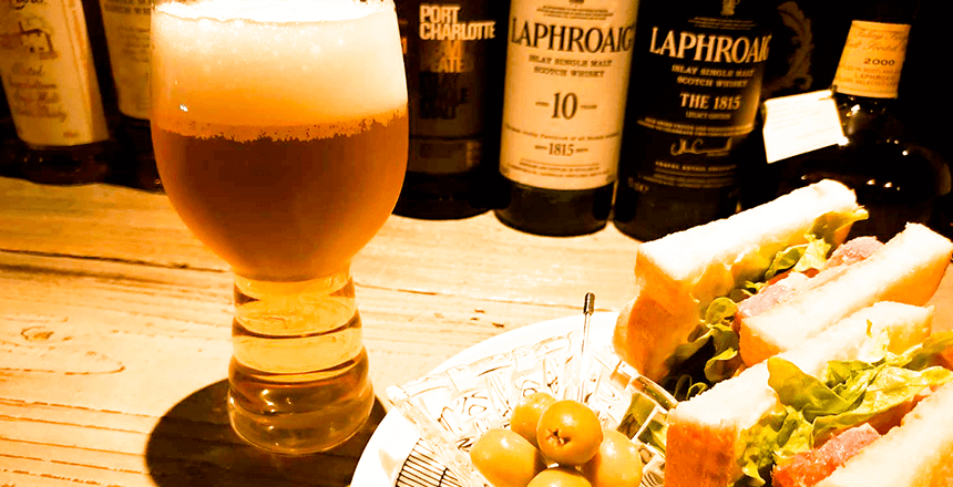 ビールとサンドウィッチの写真