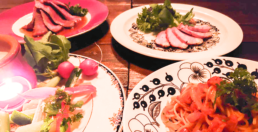 パスタや肉料理の写真